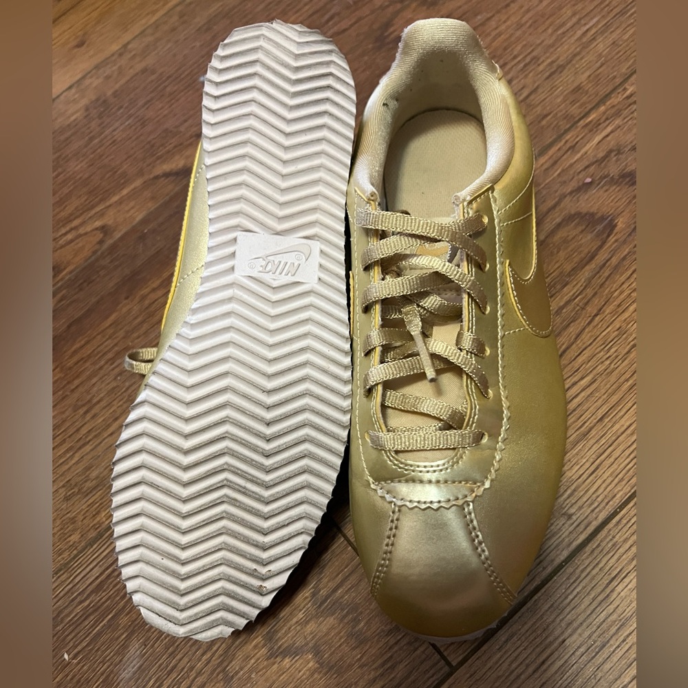 Nike Girls Cortez SE 859570-900 Gold Running Shoes Sneakers Size 5.5Y No Box